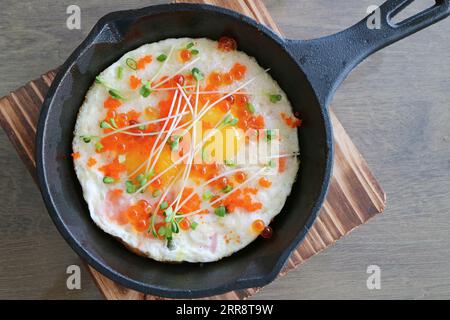 Sonnige Eier mit Salmon Roe, Shrimp Roe und Daikon Kaiware Microgreen Stockfoto