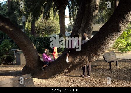 210518 -- SAN MATEO, 18. Mai 2021 -- Menschen mit Masken werden in einem Park in San Mateo, Kalifornien, USA, am 17. Mai 2021 gesehen. Kalifornische Gesundheitsbeamte sagten Montag, der bevölkerungsreichste Staat der Vereinigten Staaten würde die CDC-Richtlinien nicht umsetzen, die es vollständig geimpften Menschen erlauben, in den meisten Situationen vor dem 15. Juni ohne Maske zu gehen. Letzte Woche sagte das US-Zentrum für Krankheitskontrolle und Prävention CDC, dass es für vollständig geimpfte Menschen sicher ist, Gesichtsbedeckungen und soziale Distanzierung in den meisten Situationen zu überspringen, und viele staaten haben ihre Maskenanforderungen angehoben. Jedoch Kal Stockfoto