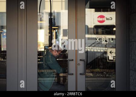 210518 -- SAN MATEO, 18. Mai 2021 -- Ein Kunde, der eine Maske trägt, bestellt Essen in einem Restaurant in San Mateo, Kalifornien, USA, 17. Mai 2021. Kalifornische Gesundheitsbeamte sagten Montag, der bevölkerungsreichste Staat der Vereinigten Staaten würde die CDC-Richtlinien nicht umsetzen, die es vollständig geimpften Menschen erlauben, in den meisten Situationen vor dem 15. Juni ohne Maske zu gehen. Letzte Woche sagte das US-Zentrum für Krankheitskontrolle und Prävention CDC, dass es für vollständig geimpfte Menschen sicher ist, Gesichtsbedeckungen und soziale Distanzierung in den meisten Situationen zu überspringen, und viele staaten haben ihre Maskenanforderungen angehoben Stockfoto