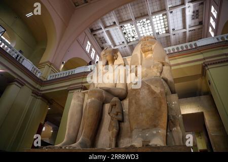 210518 -- KAIRO, 18. Mai 2021 -- Menschen besuchen das Ägyptische Museum in Kairo, Ägypten, 18. Mai 2021. Am 18. Mai findet der Internationale Museumstag statt. ÄGYPTEN-KAIRO-ÄGYPTISCHES MUSEUM-BESUCHEN SIE SuixXiankai PUBLICATIONxNOTxINxCHN Stockfoto