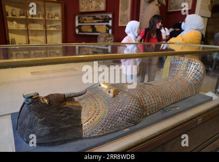 210518 -- KAIRO, 18. Mai 2021 -- Menschen besuchen das Ägyptische Museum in Kairo, Ägypten, 18. Mai 2021. Am 18. Mai findet der Internationale Museumstag statt. ÄGYPTEN-KAIRO-ÄGYPTISCHES MUSEUM-BESUCHEN SIE WangxDongzhen PUBLICATIONxNOTxINxCHN Stockfoto