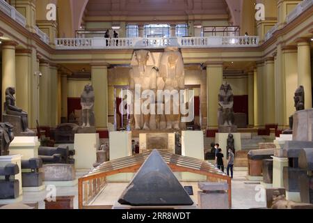 210518 -- KAIRO, 18. Mai 2021 -- Menschen besuchen das Ägyptische Museum in Kairo, Ägypten, 18. Mai 2021. Am 18. Mai findet der Internationale Museumstag statt. ÄGYPTEN-KAIRO-ÄGYPTISCHES MUSEUM-BESUCHEN SIE SuixXiankai PUBLICATIONxNOTxINxCHN Stockfoto