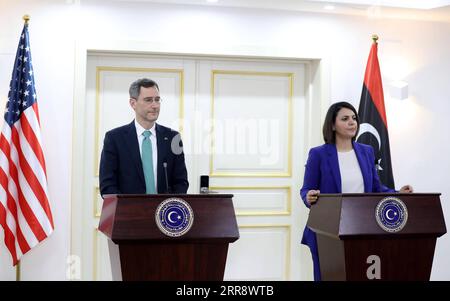 210519 -- TRIPOLI, 19. Mai 2021 -- die libysche Außenministerin Najla al-Mangoush R wird zusammen mit der stellvertretenden US-Sekretärin für nahöstliche Angelegenheiten Joey Hood während einer Pressekonferenz in Tripoli, Libyen, am 18. Mai 2021 gesehen. Die libysche Außenministerin Najla al-Mangoush betonte am Dienstag, wie wichtig es ist, die politische Legitimität im Land zu stärken, indem Sicherheitsfragen angegangen und die nationale Souveränität in ganz Libyen durchgesetzt werden. Foto von /Xinhua LIBYEN-TRIPOLI-FM-PRESSEKONFERENZ HamzaxTurkia PUBLICATIONxNOTxINxCHN Stockfoto
