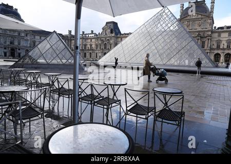 210519 -- PARIS, 19. Mai 2021 -- Tische werden auf der Terrasse eines Cafés am ersten Tag der Wiedereröffnung in der Nähe des Louvre Museum in Paris, Frankreich, 19. Mai 2021 gesehen. FRANCE-PARIS-RESTAURANTS-REOPEN GaoxJing PUBLICATIONxNOTxINxCHN Stockfoto