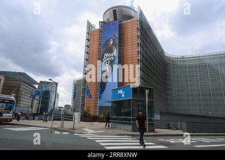 210520 -- BRÜSSEL, 20. Mai 2021 -- Menschen gehen in der Nähe des Hauptquartiers der Europäischen Kommission in Brüssel, Belgien, 19. Mai 2021. Die Europäische Kommission, die Exekutivorgane der EU, gab am Mittwoch ihren Frühjahrsprognosbericht 2021 bekannt, in dem die EU-Wirtschaft 2021 um 4,2 Prozent und 2022 um 4,4 Prozent wachsen soll, beides höher als frühere Schätzungen, da der Block angesichts einer rascheren Einführung von COVID-19-Impfstoffen wieder Vertrauen gewinnt. BELGIEN-BRÜSSEL-WIRTSCHAFT ZhengxHuansong PUBLICATIONxNOTxINxCHN Stockfoto