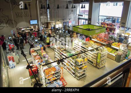 210520 -- BRÜSSEL, 20. Mai 2021 -- Leute machen Shopping in einem Supermarkt in Brüssel, Belgien, 19. Mai 2021. Die Europäische Kommission, die Exekutivorgane der EU, gab am Mittwoch ihren Frühjahrsprognosbericht 2021 bekannt, in dem die EU-Wirtschaft 2021 um 4,2 Prozent und 2022 um 4,4 Prozent wachsen soll, beides höher als frühere Schätzungen, da der Block angesichts einer rascheren Einführung von COVID-19-Impfstoffen wieder Vertrauen gewinnt. BELGIEN-BRÜSSEL-WIRTSCHAFT ZhengxHuansong PUBLICATIONxNOTxINxCHN Stockfoto