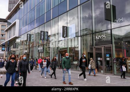 210520 -- BRÜSSEL, 20. Mai 2021 -- Menschen gehen auf einer Einkaufsstraße in Brüssel, Belgien, 19. Mai 2021. Die Europäische Kommission, die Exekutivorgane der EU, gab am Mittwoch ihren Frühjahrsprognosbericht 2021 bekannt, in dem die EU-Wirtschaft 2021 um 4,2 Prozent und 2022 um 4,4 Prozent wachsen soll, beides höher als frühere Schätzungen, da der Block angesichts einer rascheren Einführung von COVID-19-Impfstoffen wieder Vertrauen gewinnt. BELGIEN-BRÜSSEL-WIRTSCHAFT ZhengxHuansong PUBLICATIONxNOTxINxCHN Stockfoto