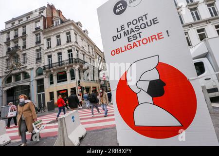 210520 -- BRÜSSEL, 20. Mai 2021 -- Menschen gehen auf einer Einkaufsstraße in Brüssel, Belgien, 19. Mai 2021. Die Europäische Kommission, die Exekutivorgane der EU, gab am Mittwoch ihren Frühjahrsprognosbericht 2021 bekannt, in dem die EU-Wirtschaft 2021 um 4,2 Prozent und 2022 um 4,4 Prozent wachsen soll, beides höher als frühere Schätzungen, da der Block angesichts einer rascheren Einführung von COVID-19-Impfstoffen wieder Vertrauen gewinnt. BELGIEN-BRÜSSEL-WIRTSCHAFT ZhengxHuansong PUBLICATIONxNOTxINxCHN Stockfoto