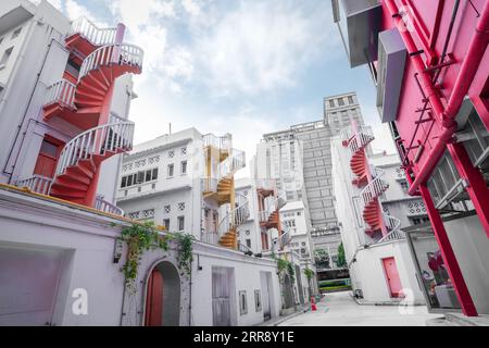 Bunte Wendeltreppen in der Bugis Street, Singapur. Stockfoto