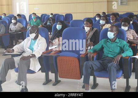 210520 -- JUBA, 20. Mai 2021 -- südsudanesische Gesundheitspersonal besucht einen medizinischen Chinesisch-Sprachkurs am Juba Teaching Hospital im Südsudan, 19. Mai 2021. Südsudanesische Gesundheitspersonal hat am Juba Teaching Hospital in der Hauptstadt des Landes begonnen, die chinesische Sprache zu lernen. Dies wird die Zusammenarbeit zwischen lokalen Mitarbeitern und chinesischen Ärzten im Land stärken. ZU GEHEN MIT Feature: Südsudan Gesundheitspersonal ermutigt, Chinesisch zu lernen Foto von /Xinhua SÜDSUDAN-JUBA-MEDIZINISCHE CHINESISCH SPRACHKURS DenisxElamu PUBLICATIONxNOTxINxCHN Stockfoto