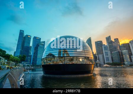 Singapur, 14. August 2023; schwimmender Apple Store im Central Business District mit Sonnenuntergang, Apple Store Dome Stockfoto