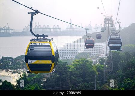 Singapur, 14. August 2023: Sentosa Cable Car ist eine Gondelbahn, die eine Luftverbindung vom Mount Faber zur Ferieninsel Sentosa bietet. Stockfoto