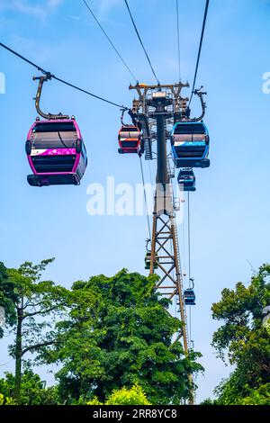 Singapur, 14. August 2023: Sentosa Cable Car ist eine Gondelbahn, die eine Luftverbindung vom Mount Faber zur Ferieninsel Sentosa bietet. Stockfoto