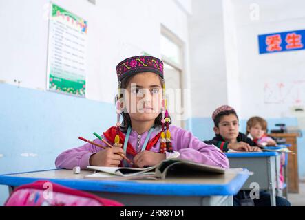 210520 -- AKTO, 20. Mai 2021 -- Schüler lernen Englisch an einer Grundschule im Dorf Alimalik im Kreis Akto, Nordwestchina, Autonome Region Xinjiang Uygur, 11. Mai 2021. Chen Fangying, ein 24-jähriger Dorflehrer, stammt aus der südwestchinesischen Provinz Guizhou. Als sie vor zwei Jahren ihr College abschloss, entschied sie sich, eine Lehrerin in Xinjiang zu werden. Die Grundschule, in der Chen unterrichtet, befindet sich im Kunlun-Gebirge, mehr als 1.800 Kilometer von Xinjiangs Hauptstadt Ürümqi entfernt. Für mich ist dies das Leben, das ich in meinen Zwanzigern leben sollte, sagte Chen. Chen Fangying hat mehr als zehn Klas Stockfoto