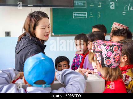 210520 -- AKTO, 20. Mai 2021 -- Chen Fangying chattet mit Studenten im Alimalik Village im Akto County, Nordwestchinas Autonome Region Xinjiang Uygur, 12. Mai 2021. Chen Fangying, ein 24-jähriger Dorflehrer, stammt aus der südwestchinesischen Provinz Guizhou. Als sie vor zwei Jahren ihr College abschloss, entschied sie sich, eine Lehrerin in Xinjiang zu werden. Die Grundschule, in der Chen unterrichtet, befindet sich im Kunlun-Gebirge, mehr als 1.800 Kilometer von Xinjiangs Hauptstadt Ürümqi entfernt. Für mich ist dies das Leben, das ich in meinen Zwanzigern leben sollte, sagte Chen. Chen Fangying hat mehr als zehn Klassen am Vorabend Stockfoto