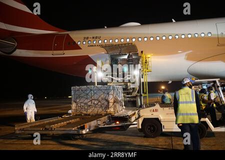 210521 -- PORT-LOUIS, 21. Mai 2021 -- Arbeiter entladen chinesische Impfstoffe aus einem Flugzeug am Sir Seewoosagur Ramgoolam International Airport in Mauritius, 20. Mai 2021. Am Donnerstagabend traf eine neue Reihe von chinesischen Sinopharm COVID-19-Impfstoffen in Mauritius ein, um dem Inselland bei der Bekämpfung der Pandemie zu helfen. /Handout via Xinhua MAURITIUS-CHINA-VACCINES-ARRIVAL CN ChinesexEmbassyxinxMauritius PUBLICATIONxNOTxINxCHN Stockfoto