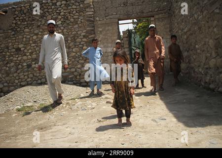 210521 -- JALALABAD, 21. Mai 2021 -- Foto vom 6. Mai 2021 zeigt die Angehörigen der Opfer, die von US-Soldaten im Bezirk Shinwar in der Provinz Nangarhar, Afghanistan, getötet wurden. ZUM Spiel: US-Truppen sogenanntes freundliches Feuer verfolgt Afghanen seit Jahrzehnten Foto von /Xinhua AFGHANISTAN-NANGARHAR-U.S. TRUPPEN SaifurahmanxSafi PUBLICATIONxNOTxINxCHN Stockfoto