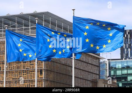 210521 -- BRÜSSEL, 21. Mai 2021 -- Flaggen der Europäischen Union fliegen vor dem EU-Hauptsitz in Brüssel, Belgien, 21. Mai 2021. Die Europäische Union hat am Donnerstag empfohlen, ihre Außengrenzen für nicht unbedingt notwendige Reisen in den Block zu öffnen, wenn Reisende vollständig gegen COVID-19 geimpft wurden. BELGIEN-BRÜSSEL-EU-COVID-19-TRAVEL ZhengxHuansong PUBLICATIONxNOTxINxCHN Stockfoto