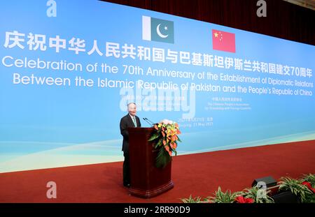 China, Jubiläum 70 Jahre diplomatische Beziehungen mit Pakistan 210521 -- PEKING, 21. Mai 2021 -- der chinesische Vizepräsident Wang Qishan nimmt an einem Empfang zum 70. Jahrestag des Aufbaus diplomatischer Beziehungen zwischen China und Pakistan Teil und trifft sich mit dem pakistanischen Botschafter in China Moin ul Haque in Peking, der Hauptstadt Chinas, am 21. Mai 2021. CHINA-PEKING-WANG QISHAN-70 JAHRE PAKISTAN-DIPLOMATISCHE BEZIEHUNGEN CN DINGXHAITAO PUBLICATIONXNOTXINXCHN Stockfoto