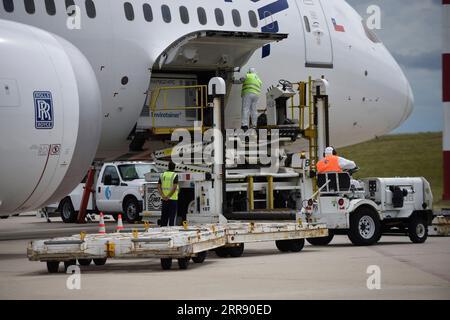 210521 -- PEKING, 21. Mai 2021 -- Arbeiter entladen Impfstoffe vom chinesischen Pharmaunternehmen Sinovac bei seiner Ankunft in Montevideo, Uruguay, 16. März 2021. ZU GEHEN MIT XINHUA SCHLAGZEILEN VOM 21. MAI 2021 FOTO VON /XINHUA CHINA-XI JINPING-GLOBAL HEALTH SUMMIT-CLOSING IMMUNIZATION GAPCN NICOLASXCELAYA PUBLICATIONXNOTXINXCHN Stockfoto