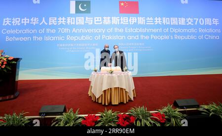 China, Jubiläum 70 Jahre diplomatische Beziehungen mit Pakistan 210521 -- PEKING, 21. Mai 2021 -- der chinesische Vizepräsident Wang Qishan nimmt an einem Empfang zum 70. Jahrestag des Aufbaus diplomatischer Beziehungen zwischen China und Pakistan Teil und trifft sich mit dem pakistanischen Botschafter in China Moin ul Haque in Peking, der Hauptstadt Chinas, am 21. Mai 2021. CHINA-PEKING-WANG QISHAN-70 JAHRE PAKISTAN-DIPLOMATISCHE BEZIEHUNGEN CN DINGXHAITAO PUBLICATIONXNOTXINXCHN Stockfoto