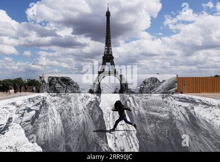 Bilder des Jahres 2021, News 05 Mai News Themen der Woche KW20 News Bilder des Tages 210521 -- PARIS, 21. Mai 2021 -- ein Mädchen posiert für Fotos auf dem Trocadero-Platz in der Nähe des Eiffelturms, wo der französische Künstler und Fotograf JR sein Kunstwerk am 21. Mai 2021 in Paris, Frankreich, aufstellte. FRANCE-PARIS-EIFFELTURM-STREET ART GAOXJING PUBLICATIONXNOTXINXCHN Stockfoto