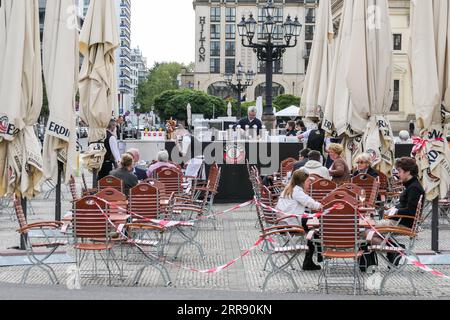 210522 -- BERLIN, 22. Mai 2021 -- Gäste werden im Außenbereich eines Restaurants in Berlin, Hauptstadt von Deutschland, am 21. Mai 2021 gesehen. Restaurants in Berlin sind ab Freitag auch im Freien geöffnet. Foto: /Xinhua GERMANY-BERLIN-COVID-19-RESTAURANTS StefanxZeitz PUBLICATIONxNOTxINxCHN Stockfoto