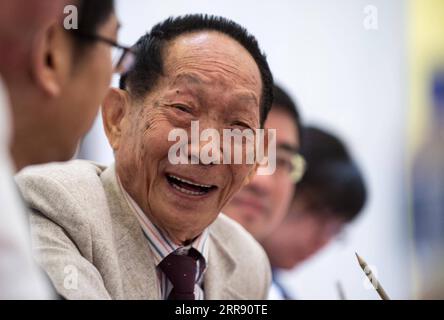 210522 -- PEKING, 22. Mai 2021 -- Yuan Longping spricht während des World Seed Congress am 26. Mai 2014 vor der Presse. Der chinesische Wissenschaftler Yuan Longping, bekannt für die Entwicklung der ersten Hybridreissorte, die unzählige Menschen aus dem Hunger zog, starb am Samstag mit 91 an einer Krankheit. Foto von /Xinhua CHINA-YUAN LONGPING-VATER DES HYBRIDEN REIS-TODES CN ZhangxYu PUBLICATIONxNOTxINxCHN Stockfoto