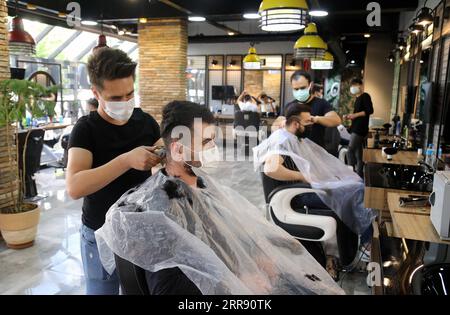 210522 -- ANKARA, 22. Mai 2021 -- Kunden lassen ihre Haare in einem Friseurladen in Ankara, Türkei, 20. Mai 2021 schneiden. Die Türkei hatte seit April 29 eine Sperrung von 17 Tagen verhängt, und die Regierung hat am 17. Mai eine schrittweise Lockerung der Maßnahmen bis zum 1. Juni eingeleitet. Foto von /Xinhua TURKEY-ANKARA-BARBER SHOP-REOPENING MustafaxKaya PUBLICATIONxNOTxINxCHN Stockfoto