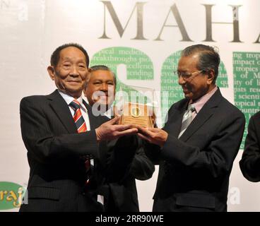 210522 -- PEKING, 22. Mai 2021 -- Yuan Longping 1st L erhält den Mahathir Science Award 2011 für seinen Beitrag zur Entwicklung von Hybridreis vom ehemaligen malaysischen Premierminister Mahathir Mohamad 1st R in Kuala Lumpur, Malaysia, 31. Januar 2012. Der chinesische Wissenschaftler Yuan Longping, bekannt für die Entwicklung der ersten Hybridreissorte, die unzählige Menschen aus dem Hunger zog, starb am Samstag mit 91 an einer Krankheit. Foto von /Xinhua CHINA-YUAN LONGPING-VATER DES HYBRIDEN REISTODES CN ChongxVoonxChung PUBLICATIONxNOTxINxCHN Stockfoto