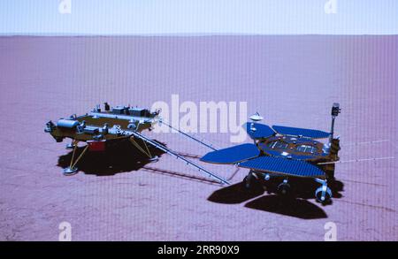 News Bilder des Tages 210522 -- PEKING, 22. Mai 2021 -- das simulierte Bild, das am 22. Mai 2021 im Beijing Aerospace Control Center aufgenommen wurde, zeigt Chinas ersten Mars-rover, Zhurong, der von seiner Landeplattform zur Marsoberfläche in Peking, der Hauptstadt Chinas, abfährt. Chinas erster Mars-rover, Zhurong, fuhr am Samstag von seiner Landeplattform zur Marsoberfläche und hinterließ die ersten Spuren des Landes auf dem roten Planeten. Zhurongs erste erfolgreiche Fahrt machte China zum zweiten Land nach den Vereinigten Staaten, das einen rover auf dem Mars landete und Betrieb. EYESONSCI CHINA-BEIJING-MARS ROVER-DRIV Stockfoto