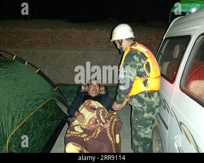 210522 -- PEKING, 22. Mai 2021 -- Foto mit einem Mobiltelefon, das bewaffnete Polizeimitglieder zeigt, die Überlebenden helfen, an sichere Orte im Yangbi Yi Autonomous County, Provinz Yunnan im Südwesten Chinas, zu ziehen, 22. Mai 2021. Nach Erdbeben wurden bewaffnete Polizisten in die Provinzen Yunnan und Qinghai entsandt, um Rettungsarbeiten durchzuführen. Vier Erdbeben mit einer Stärke von mehr als 5,0 Magnitude schlugen das autonome Yangbi Yi County in der autonomen Präfektur Dali Bai Yunnan von 21 bis 23 Uhr Freitag, Beijing Time, ein. Das Zittern war in allen 12 Grafschaften und Städten der Präfektur zu spüren, wobei Yangbi am schlimmsten getroffen wurde. Foto von /Xinhua C Stockfoto