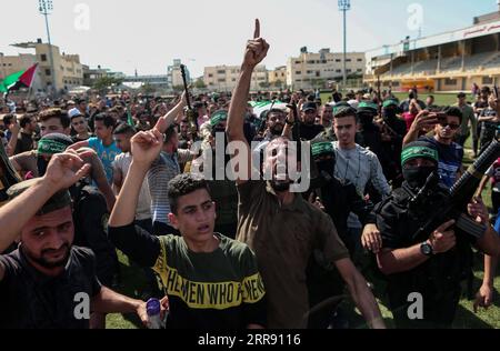 210522 -- GAZA, 22. Mai 2021 -- Palästinenser tragen die Leichen jener Mitglieder der Ezz al-DIN al-Qassam-Brigaden, des militärischen Flügels der Palästinensischen Hamas-Organisation, die bei der israelischen Bombardierung eines Tunnels während ihrer Beerdigung im südlichen Gazastreifen Khan Younis am 21. Mai 2021 getötet wurden. Foto: /Xinhua MIDEAST-GAZA-KHAN YOUNIS-FUNERAL YasserxQudih PUBLICATIONxNOTxINxCHN Stockfoto