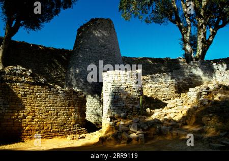 Zimbabwe Great Zimbabwe ruiniert den konischen Turm im Great Enclosure, das zum UNESCO-Weltkulturerbe gehört Stockfoto
