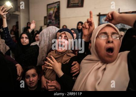 210522 -- GAZA, 22. Mai 2021 -- palästinensische Frauen trauern während der Beerdigung jener Mitglieder der Ezz al-DIN al-Qassam-Brigaden, des militärischen Flügels der palästinensischen Hamas-Organisation, die bei der israelischen Bombardierung eines Tunnels während ihrer Beerdigung im südlichen Gazastreifen Khan Younis am 21. Mai 2021 getötet wurden. Foto: /Xinhua MIDEAST-GAZA-KHAN YOUNIS-FUNERAL YasserxQudih PUBLICATIONxNOTxINxCHN Stockfoto