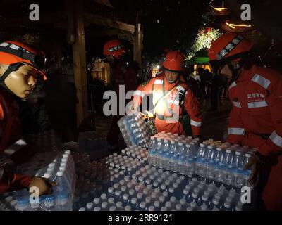 210522 -- PEKING, 22. Mai 2021 -- mit dem Handy aufgenommenes Foto zeigt bewaffnete Polizeimitglieder, die Hilfsgüter in Yangbi Yi Autonomous County, Provinz Yunnan im Südwesten Chinas, am 22. Mai 2021 verschicken. Nach Erdbeben wurden bewaffnete Polizisten in die Provinzen Yunnan und Qinghai entsandt, um Rettungsarbeiten durchzuführen. Vier Erdbeben mit einer Stärke von mehr als 5,0 Magnitude schlugen das autonome Yangbi Yi County in der autonomen Präfektur Dali Bai Yunnan von 21 bis 23 Uhr Freitag, Beijing Time, ein. Das Zittern war in allen 12 Grafschaften und Städten der Präfektur zu spüren, wobei Yangbi am schlimmsten getroffen wurde. Foto von /Xinhua CHINA-EARTH Stockfoto