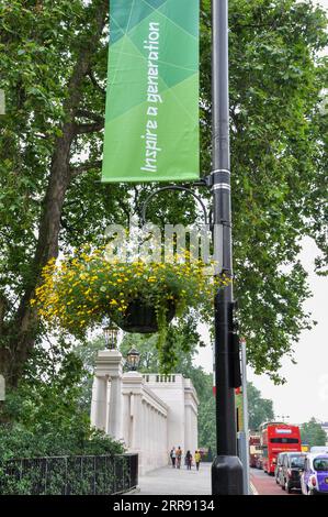 Inspirieren Sie eine Generation, Slogan Flag während der Olympischen Spiele 2012 in London, Großbritannien Stockfoto