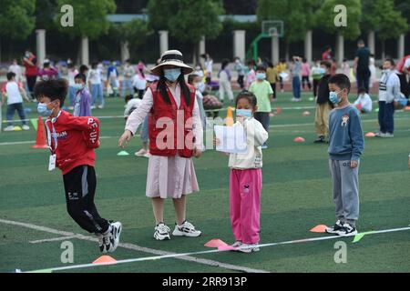 210522 -- LU AN, 22. Mai 2021 -- die Schüler warteten auf, um eine Abstrichprobe für Nukleinsäuretests an einer Grundschule in Lu an, ostchinesische Provinz Anhui, 22. Mai 2021 zu nehmen. Von 14 Uhr Samstag bis Montag, Lu an wird eine dritte Runde von Nukleinsäure-Tests für Bewohner in den Hauptbezirken und Schlüsselbereichen, sagte die kommunale gesundheitskommission. Lu an begann am 17. Mai seine zweite Runde der COVID-19-Tests. Bis zum 19. Mai waren insgesamt 1.050.298 Proben getestet worden, die alle negativ waren. CHINA-ANHUI-LU AN-COVID-19-TEST CN ZHOUXMU PUBLICATIONXNOTXINXCHN Stockfoto