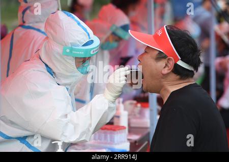 210522 -- LU AN, 22. Mai 2021 -- Ein medizinischer Arbeiter sammelt eine Abstrichprobe eines Bewohners für Nukleinsäuretests in einer Gemeinde in Lu an, ostchinesische Provinz Anhui, 22. Mai 2021. Von 14 Uhr Samstag bis Montag, Lu an wird eine dritte Runde von Nukleinsäure-Tests für Bewohner in den Hauptbezirken und Schlüsselbereichen, sagte die kommunale gesundheitskommission. Lu an begann am 17. Mai seine zweite Runde der COVID-19-Tests. Bis zum 19. Mai waren insgesamt 1.050.298 Proben getestet worden, die alle negativ waren. CHINA-ANHUI-LU AN-COVID-19-TEST CN ZHOUXMU PUBLICATIONXNOTXINXCHN Stockfoto