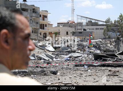 210522 -- GAZA, 22. Mai 2021 -- Ein Palästinenser inspiziert die Schäden eines Regierungsgebäudes, das am 22. Mai 2021 von israelischen Luftangriffen in Gaza-Stadt angegriffen wurde. Foto von /Xinhua MIDEAST-GAZA CITY-DESTROYED BUILDINGS RizekxAbdeljawad PUBLICATIONxNOTxINxCHN Stockfoto