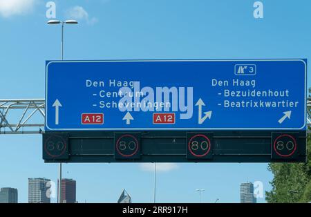 Blaue Hinweisschilder auf der Autobahn A12 in den Haag, Holland Stockfoto