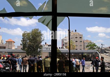 210522 -- GAZA, 22. Mai 2021 -- Menschen versammeln sich vor dem Regierungsgebäude, das am 22. Mai 2021 durch israelische Luftangriffe in Gaza-Stadt beschädigt wurde. Foto von /Xinhua MIDEAST-GAZA CITY-DESTROYED BUILDINGS RizekxAbdeljawad PUBLICATIONxNOTxINxCHN Stockfoto