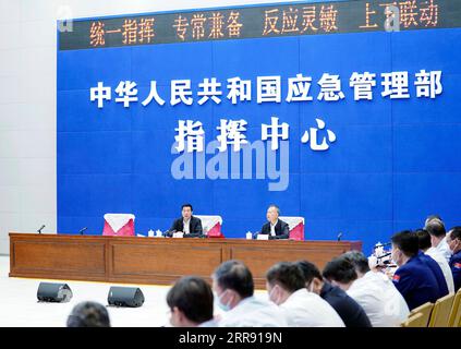210522 -- PEKING, 22. Mai 2021 -- der chinesische Staatsrat Wang Yong, der auch das Hauptquartier des Staatsrats für Erdbebenhilfe leitet, führt den Vorsitz über ein Treffen zur Organisation von Katastrophenhilfe in Peking, der Hauptstadt Chinas, am 22. Mai 2021. CHINA-PEKING-WANG YONG-ARBEITSTREFFEN ZUR KATASTROPHENHILFE CN YINXBOGU PUBLICATIONXNOTXINXCHN Stockfoto