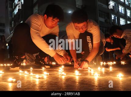 210522 -- HENGYANG, 22. Mai 2021 -- Studenten zünden Kerzen an, um den Tod von Yuan Longping an der Universität von Südchina in Hengyang, Provinz Hunan in Zentralchina, am 22. Mai 2021 zu betrauern. Der chinesische Wissenschaftler Yuan Longping, der für die Entwicklung der ersten Hybridreissorte bekannt ist, die unzählige Menschen vom Hunger befreite, starb am Samstag mit 91 an Organversagen. Foto von /Xinhua CHINA-HENGYANG-YUAN LONGPING-TRAUER CN CaoxZhengping PUBLICATIONxNOTxINxCHN Stockfoto