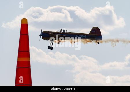 210523 -- MOSKAU, 23. Mai 2021 -- ein Flugzeug tritt während des Luftfahrt-Festivals SKY: Theory and Practice in Moskau, Russland, 22. Mai 2021 auf. Das Festival findet jährlich in Moskau statt, wo Kunstflugteams, Oldtimer-Flugzeuge, Hubschrauber und ein Wettbewerb mit selbstgemachten Flugzeugen auftreten. Foto von /Xinhua RUSSIA-MOSCOW-AVIATION FESTIVAL AlexanderxZemlianichenkoxJr PUBLICATIONxNOTxINxCHN Stockfoto