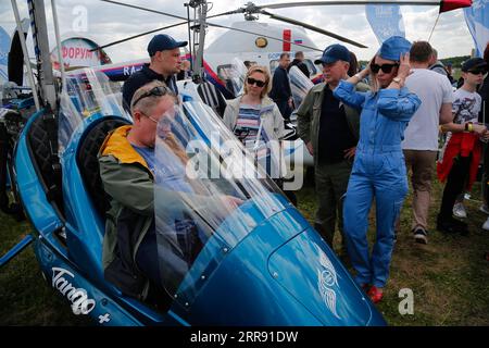 210523 -- MOSKAU, 23. Mai 2021 -- Menschen besuchen das Luftfahrt-Festival SKY: Theorie und Praxis in Moskau, Russland, 22. Mai 2021. Das Festival findet jährlich in Moskau statt, wo Kunstflugteams, Oldtimer-Flugzeuge, Hubschrauber und ein Wettbewerb mit selbstgemachten Flugzeugen auftreten. Foto von /Xinhua RUSSIA-MOSCOW-AVIATION FESTIVAL AlexanderxZemlianichenkoxJr PUBLICATIONxNOTxINxCHN Stockfoto