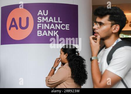 Mumbai, Indien. September 2023. Unter dem Logo der „AU Small Finance Bank“ auf dem Global Fintech fest (GFF) in Mumbai sind Menschen zu sehen. Global Fintech fest ist eine weltweite Plattform, auf der sich Interessenvertreter von Fintech-Unternehmen unter einem Dach versammeln, um Ideen, Innovationen, Startups und neue Technologien in den Bereichen Banken, Finanzen und digitale Zahlungen bei einer jährlichen Veranstaltung auszutauschen. Quelle: SOPA Images Limited/Alamy Live News Stockfoto