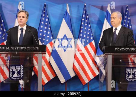 210525 -- JERUSALEM, 25. Mai 2021 -- der israelische Premierminister Benjamin Netanjahu R und der US-Außenminister Antony blinken nahmen am 25. Mai 2021 an einer Pressekonferenz in Jerusalem Teil. US-Außenminister Antony blinken versprach, dass die Vereinigten Staaten Unterstützung für den Wiederaufbau von Gaza sammeln würden, als er am Dienstag seine Nahosttour in Jerusalem begann. In einer im Fernsehen übertragenen Erklärung nach einem Treffen mit dem israelischen Premierminister Benjamin Netanjahu sagte blinken, dass die Vereinigten Staaten sich bemühen werden, internationale Unterstützung zu sammeln und ihre eigenen bedeutenden Beiträge zu leisten. Via Xinhua MIDEAST-JERUSALEM-ISRAEL-NETANJAHU-USA Stockfoto