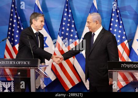 210525 -- JERUSALEM, 25. Mai 2021 -- der israelische Premierminister Benjamin Netanjahu R schüttelt am 25. Mai 2021 bei einer Pressekonferenz in Jerusalem die Hände des US-Außenministers Antony blinken. US-Außenminister Antony blinken versprach, dass die Vereinigten Staaten Unterstützung für den Wiederaufbau von Gaza sammeln würden, als er am Dienstag seine Nahosttour in Jerusalem begann. In einer im Fernsehen übertragenen Erklärung nach einem Treffen mit dem israelischen Premierminister Benjamin Netanjahu sagte blinken, dass die Vereinigten Staaten sich bemühen werden, internationale Unterstützung zu sammeln und ihre eigenen bedeutenden Beiträge zu leisten. Via Xinhua MIDEAST-JERUSALEM-ISRAEL-NETA Stockfoto