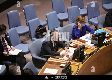 210525 -- VEREINTEN NATIONEN, 25. Mai 2021 -- Zhang Jun C, der ständige Vertreter Chinas bei den Vereinten Nationen, spricht am 25. Mai 2021 im UN-Hauptquartier in New York vor einer Sitzung des UN-Sicherheitsrats über die Lage in Somalia. Am Dienstag rief Zhang Jun die Parteien in Somalia auf, sich darum zu bemühen, die derzeitige politische Sackgasse wegen verzögerter Wahlen zu überwinden. UN-SICHERHEITSRAT-SOMALIA-TREFFEN-CHINESISCHER GESANDTER XIEXE PUBLICATIONXNOTXINXCHN Stockfoto